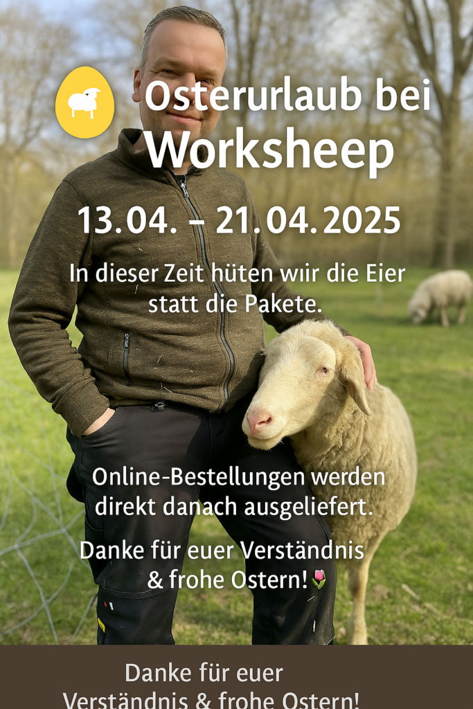 Ein Mann steht mit einem Schaf an seiner Seite auf einer Frühlingswiese. Er trägt Outdoor-Kleidung und lächelt in die Kamera. Über dem Bild steht der Text: „Osterurlaub bei Worksheep – 13.04. bis 21.04.2025. In dieser Zeit hüten wir die Eier statt die Pakete. Online-Bestellungen werden danach ausgeliefert. Danke für euer Verständnis & frohe Ostern!“