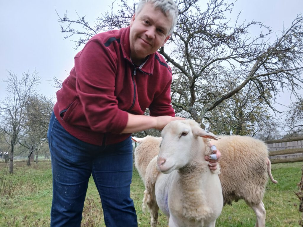 Große Freude beim Wiedersehen. Bernd und Foxi sehen sich auf dem Weg der Genesung wieder.