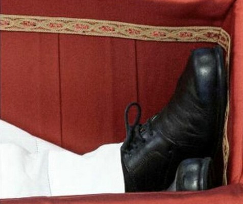 Das Bild zeigt die Alltagsschuhe von Papst Franziskus in dessen Sarg.