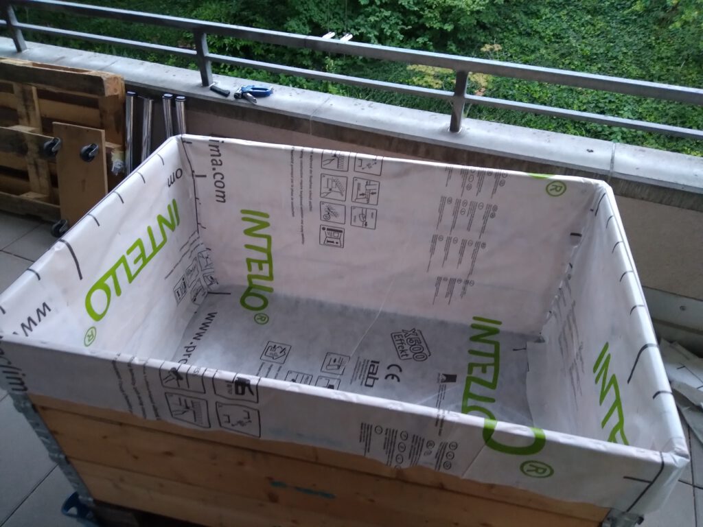 Holzkonstruktion aus Europalette und Aufsetzrahmen als Basis für ein Hochbeet im Urban Gardening-Projekt