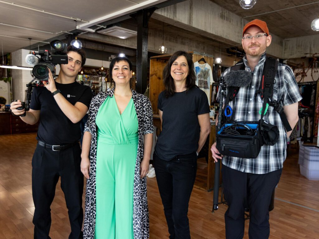 Yvonne Morgenthaler mit SWR-Filmteam beim Dreh im Second Hand Laden in Schönaich