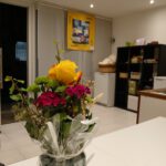 Innenaufnahme des Worksheep-Ladens in Sindelfingen mit frischem Blumenschmuck und Regalen voller Naturprodukte rund ums Schaf.