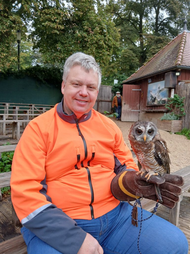 Person mit einer Eule auf der Hand während eines Leadership-Workshops – Symbol für Vielfalt, Achtsamkeit und den respektvollen Umgang mit individuellen Bedürfnissen.