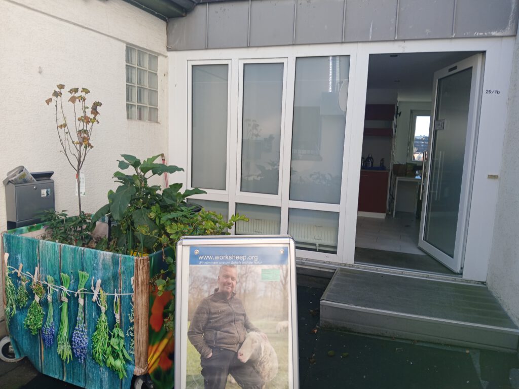 Eingang zum Worksheep-Laden in der Sindelfinger Innenstadt, Ziegelstraße 29/1b – nachhaltige Naturprodukte rund ums Schaf und die Natur.