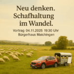 llustration zeigt links eine friedliche Schafherde auf grüner Wiese in weiter Landschaft und rechts ein modernes Auto mit Anhänger und Flipchart als Symbol für moderne Schafhaltung. Text: „Neu denken. Schafhaltung im Wandel. Vortrag 04.11.2025 19:30 Uhr – Bürgerhaus Maichingen“.