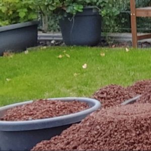 Tongranulat im Pflanzkübel zur Verbesserung von Wasserspeicherung und Drainage