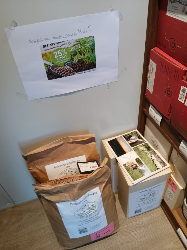 Produktplatzierung von Wollprodukten in der Dorfladenbox Herrenberg linker Gang Fußhöhe