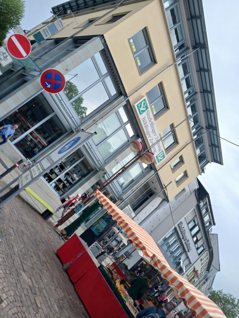 Marktplatz Sindelfingen beim Röhm mit Marktständen und Gebäuden im historischen Umfeld der ehemaligen Ziegelhütte