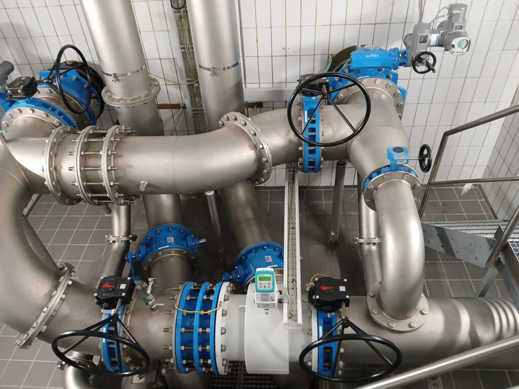 Große Edelstahlrohre und Ventile der Sindelfinger Wasserversorgung bei einer Führung der Bürgerstiftung Sindelfingen.