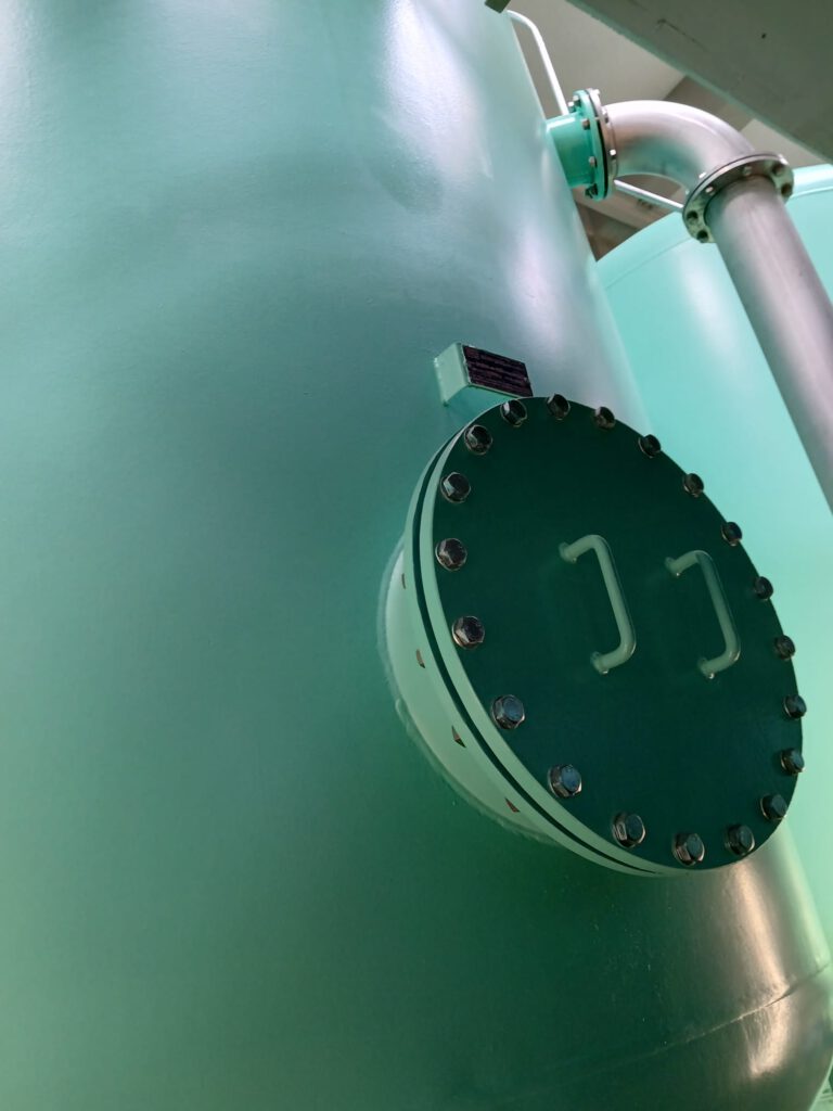 Großer Wasserfilter in Brunnennähe sorgen für Reinheit des Wassers bzgl. Schwebstoffen und auch Medikamentenrückstände.