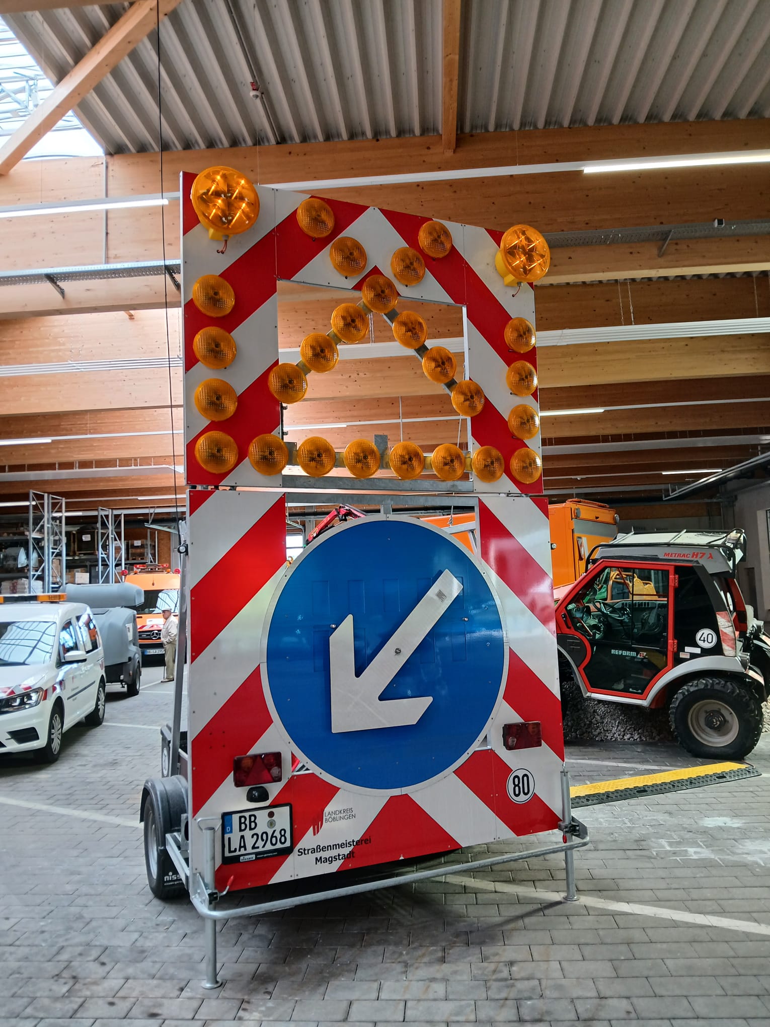 Neue Verkehrssicherungstechnik in der Straßenmeisterei Magstadt im Landkreis Böblingen bei der Eröffnung des integrierten Einsatz- und Infrastrukturzentrums