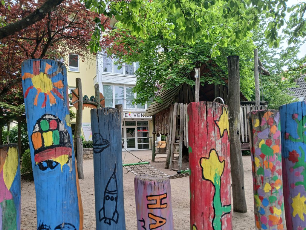 Ziegelstraße Sindelfingen mit Hochbeet Parracus Ovis und Ziegelgranulat im historischen Kontext der Ziegelhütte