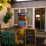 Geschlossener Pop-Up-Store der Familienschäferei Bernd Spindler mit Eisangebot und Hinweistafel zur vorübergehenden Pause während der Genesung