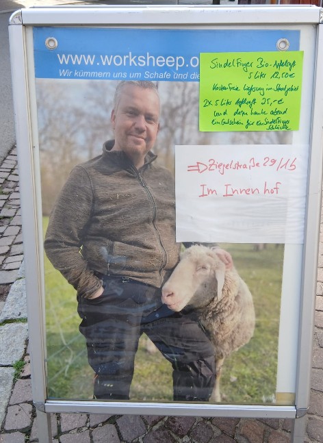 Aufsteller in der Ziegelstraße Sindelfingen weist auf die Öffnung des Hofladens der Familienschäferei Bernd Spindler hin