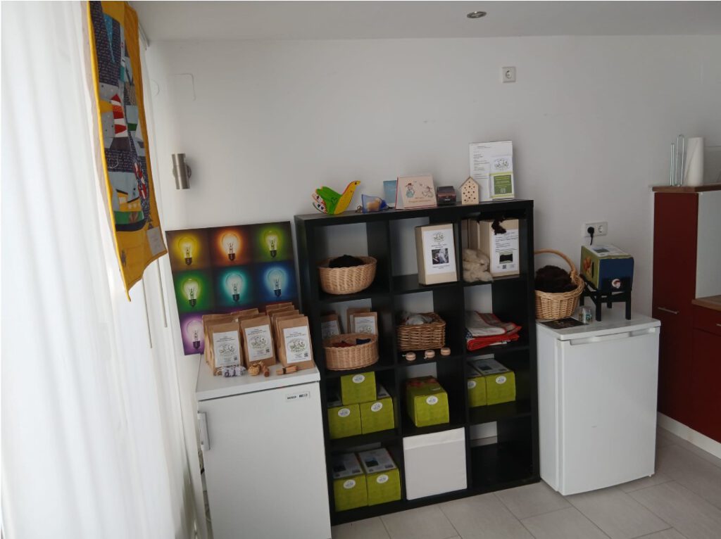 Verkaufsregal im Pop-up-Store der Familienschäferei Bernd Spindler in Sindelfingen mit Schafwollprodukten, Bio-Apfelsaft, Naturprodukten und nachhaltigen Geschenkideen.
