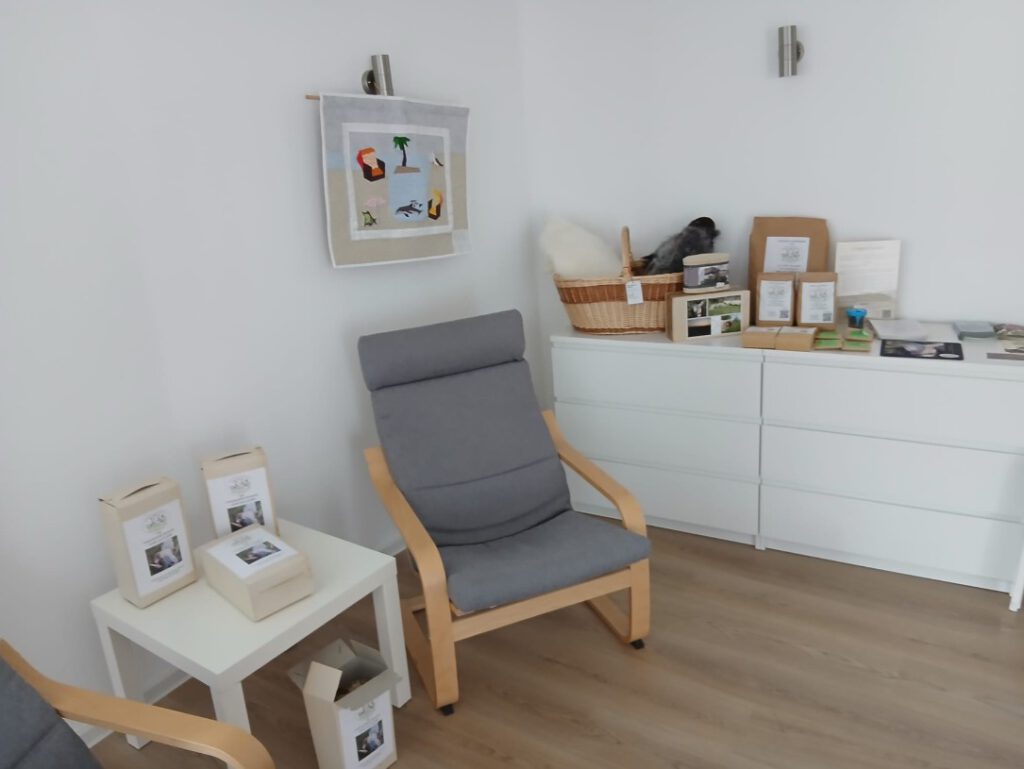 Innenansicht des Pop-up-Stores der Familienschäferei Bernd Spindler in der Ziegelstraße in Sindelfingen mit regionalen Produkten aus Schafwolle, Bio-Apfelsaft und nachhaltigen Geschenkideen.