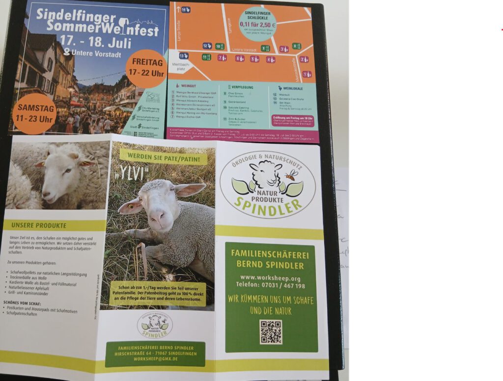Flyer zum Sindelfinger SommerWeinfest neben Informationen der Familienschäferei Bernd Spindler über Schafpatenschaften, regionale Landwirtschaft und Naturprodukte aus Sindelfingen.
