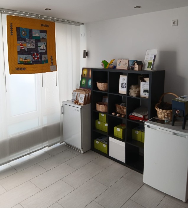 Heller Verkaufsraum des Pop-up-Stores der Familienschäferei Bernd Spindler in Sindelfingen mit regionalen Produkten, Schafwolle und nachhaltigen Geschenkideen.