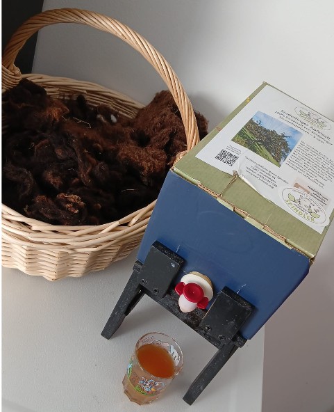 Bild zeigt BAg-in-Box-Apfelsaft mit Wolle aus der Familienschäferei Bernd Spindler. Klarer vollmundiger Apfelsaft ohne Gelatine Filtrierung stattdessen mit Zeit.