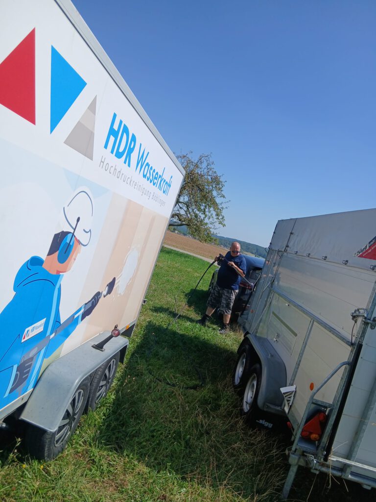 Heißwasser-Hochdruckreinigung eines Viehanhängers mit mobiler Anlage von HDR Wassertechnik
